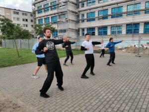 Grupa ćwicząca Wing Tsun podczas zajęć