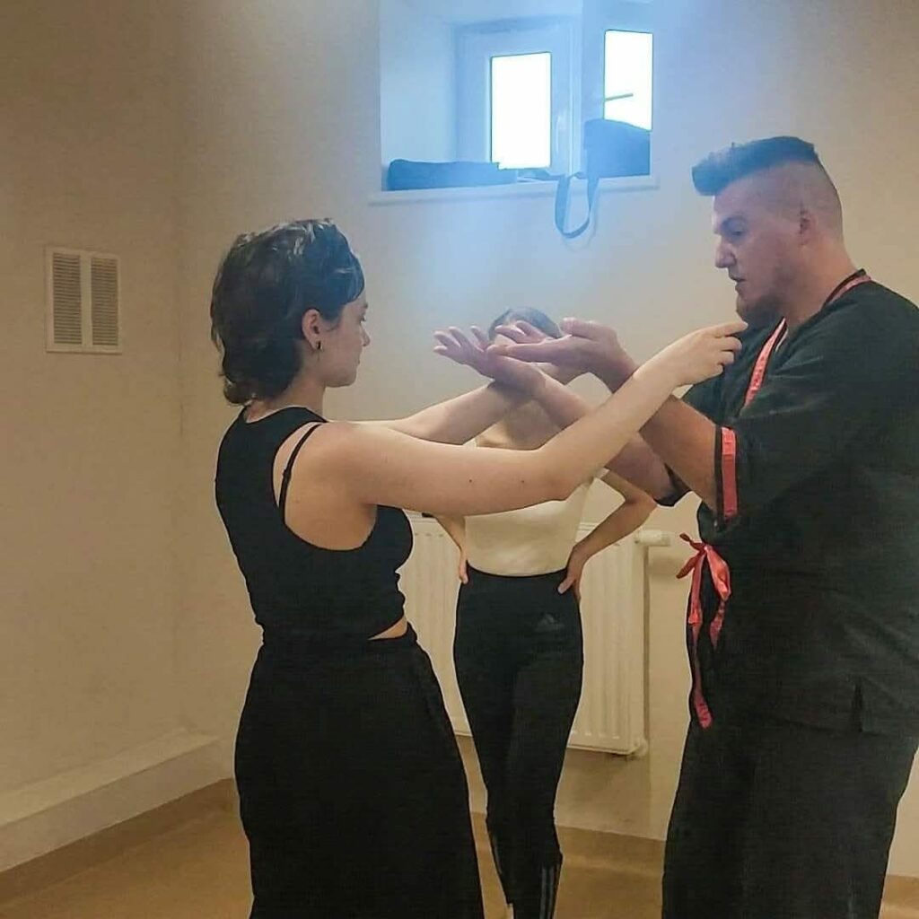 Szkolenie bezpieczeństwa dla szkół w Szczecinie Ćwiczenie obrony przed chwytem w sali treningowej Wing Tsun Kung Fu w Szczecinie