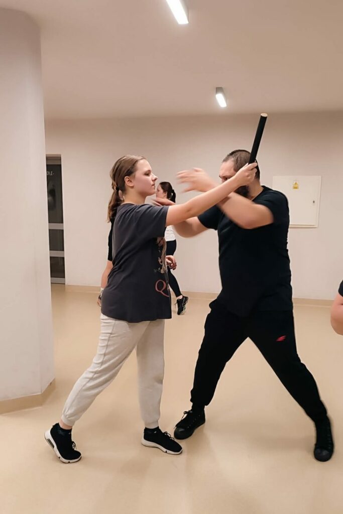 Szkolenie bezpieczeństwa dla szkół w Szczecinie Ćwiczenie z kijem w parze podczas treningu Wing Tsun Kung Fu